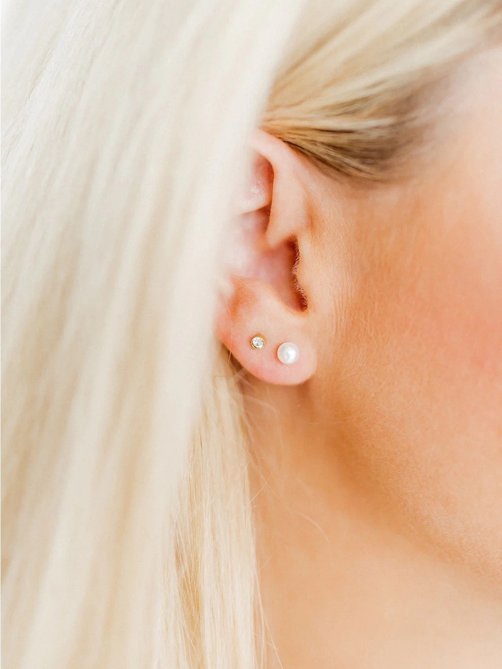 NEW Linny Co Screwback Stud Earrings - Payton Pearl White 5mm - Picture 2 of 4